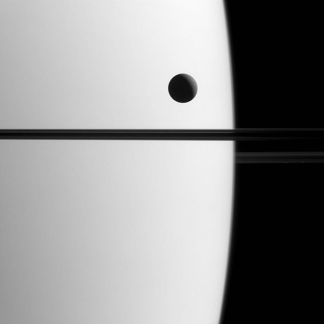 Saturno-y una de sus lunas1-NASA.jpg